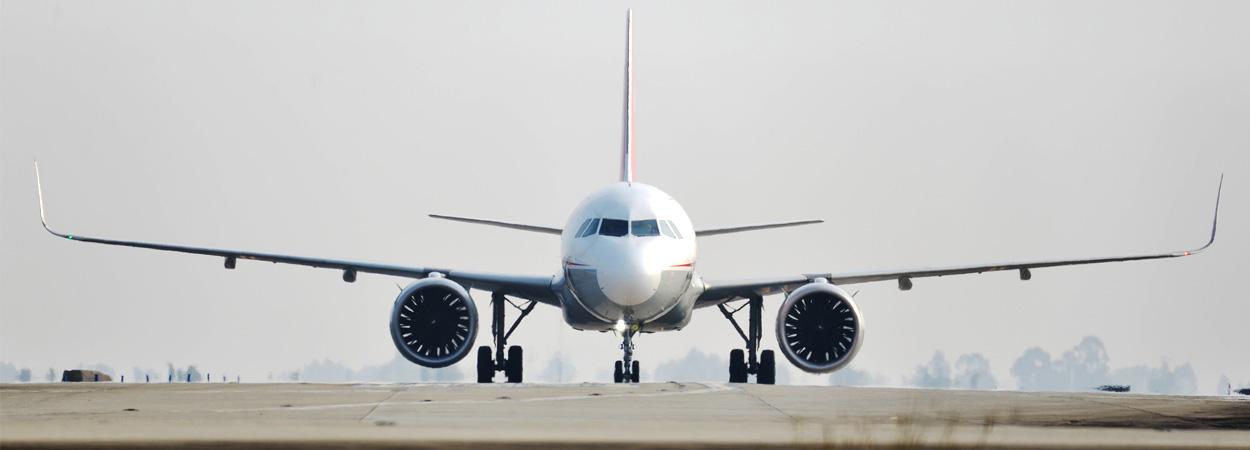 frente de avião branco em pista