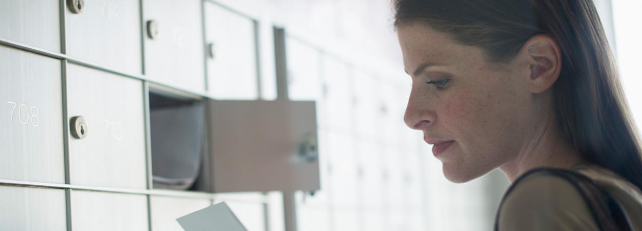 mulher abrindo caixa postal 