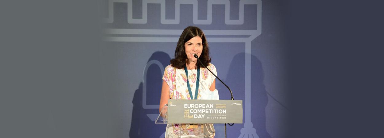 presidente da AdC discursando num púlpito identificado com o símbolo do Dia Europeu da Concorrência em Lisboa