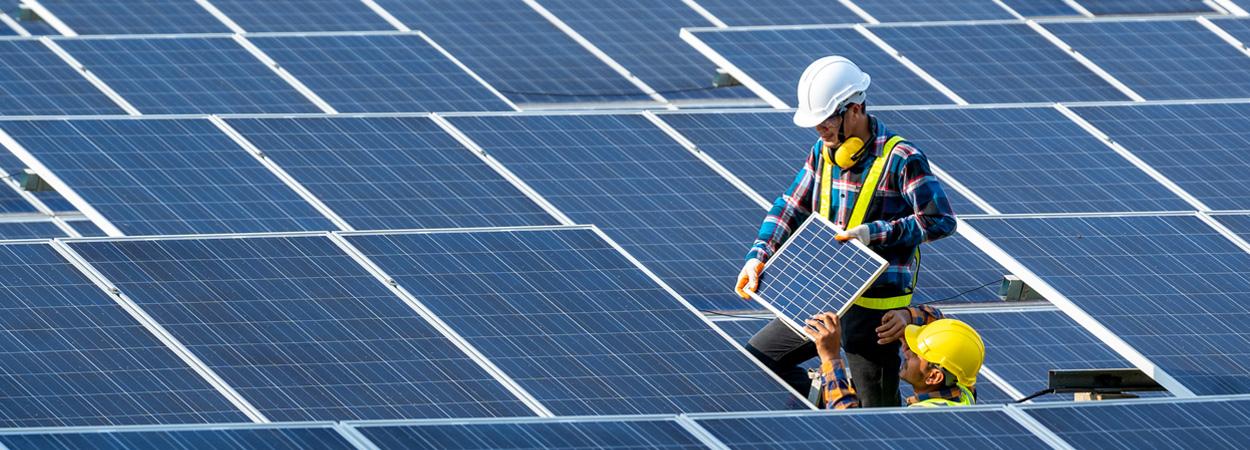 trabalhador em manutenção de painéis solares