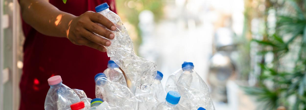 conjunto de garrafas de plástico para reciclagem