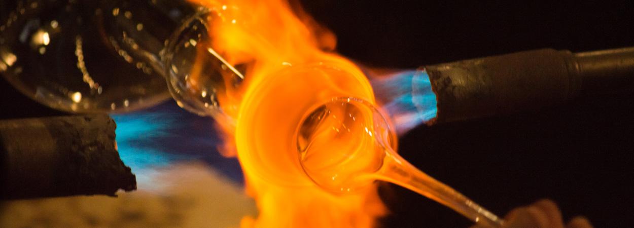 peça de vidro a ser moldada pelo fogo