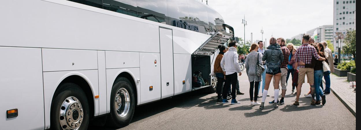 Pessoas a embarcarem num autocarro