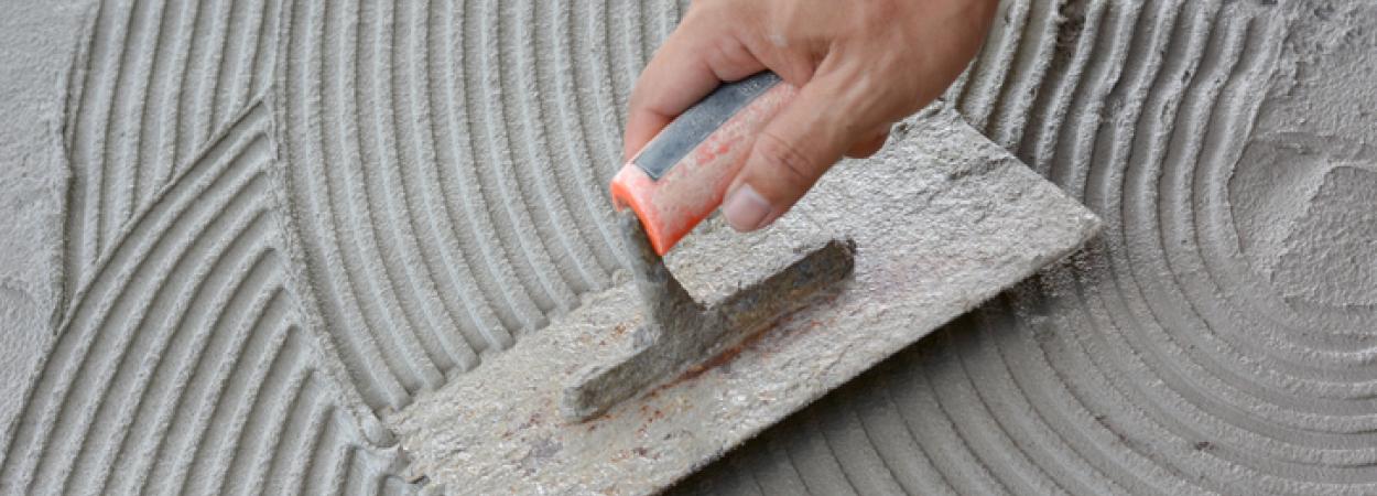 homem a aplicar cimento 