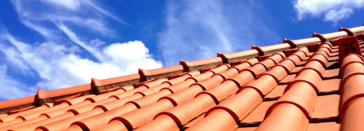 telhado sobre céu azul