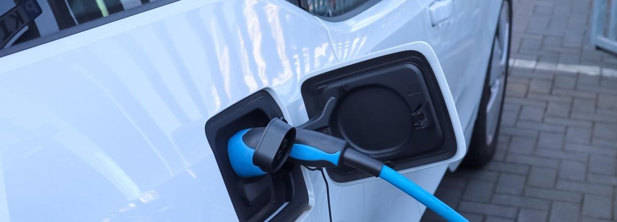 carro elétrico a abastecer