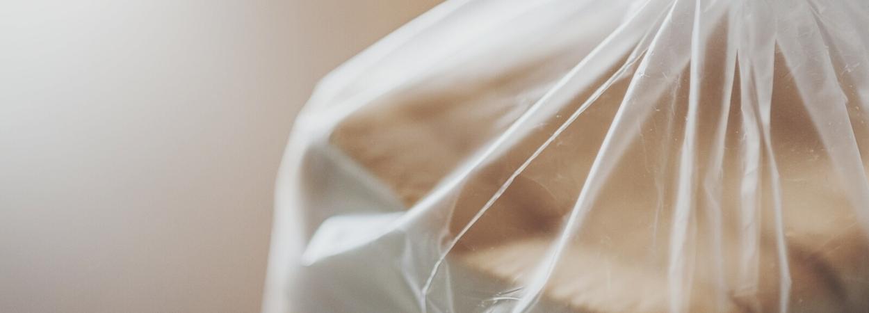 pao em saco de plástico