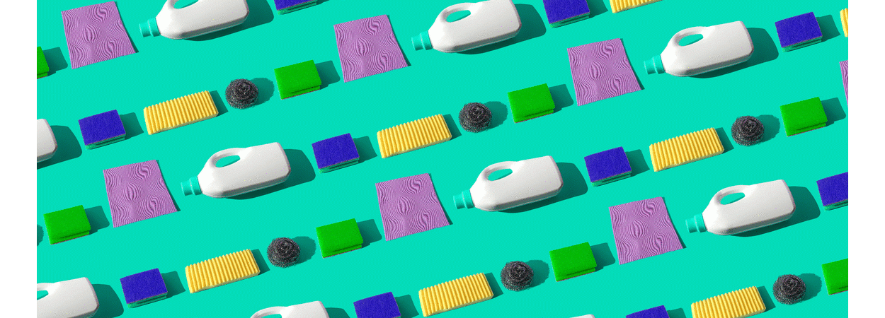 produtos de limpeza em fundo verde