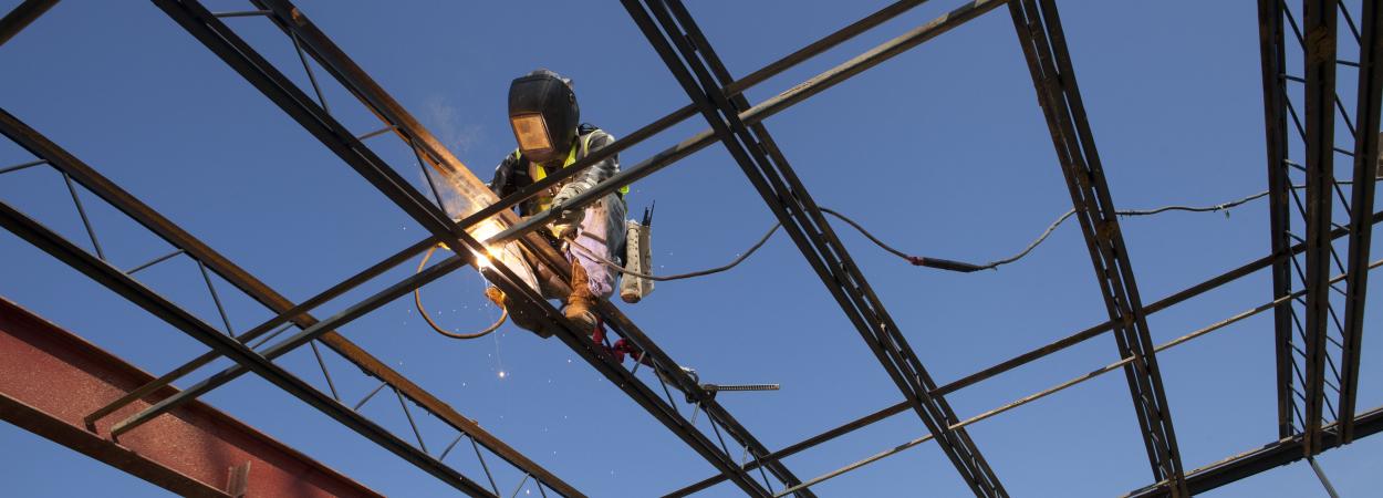 operário sobre estrutura de construção em aço