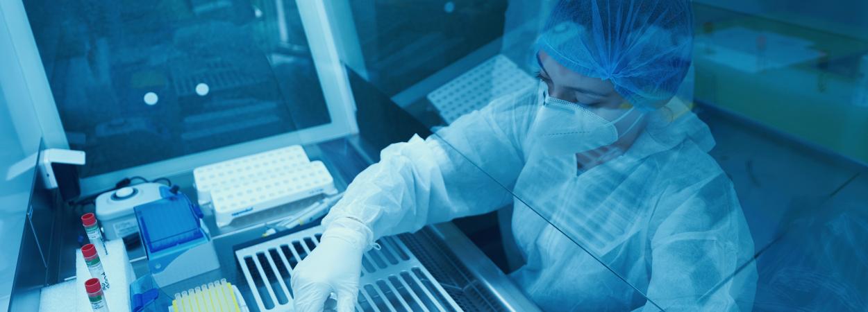 técnico manuseando pipetas em laboratório