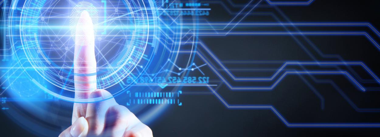 mão feminina a tocar em ecrã com circuitos iluminados