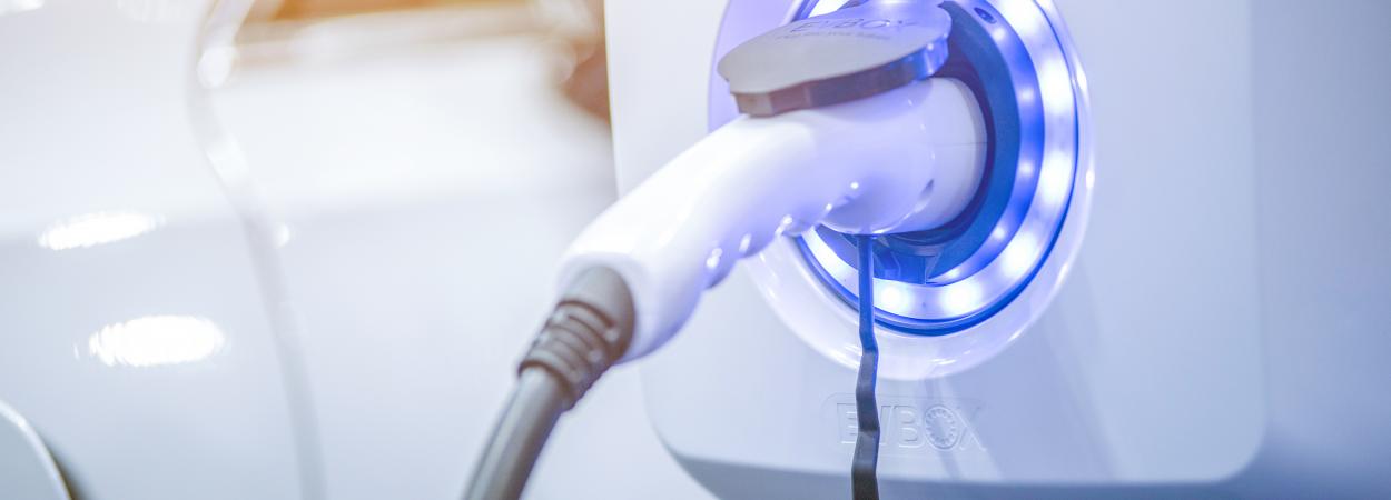 carro elétrico em abastecimento