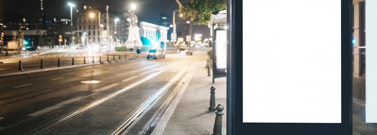 painel publicitário em paragem de autocarro