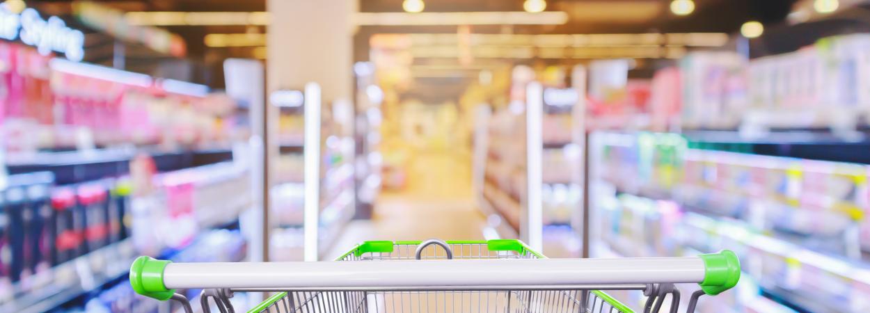 carrinho de compras em frente a corredor de supermercado