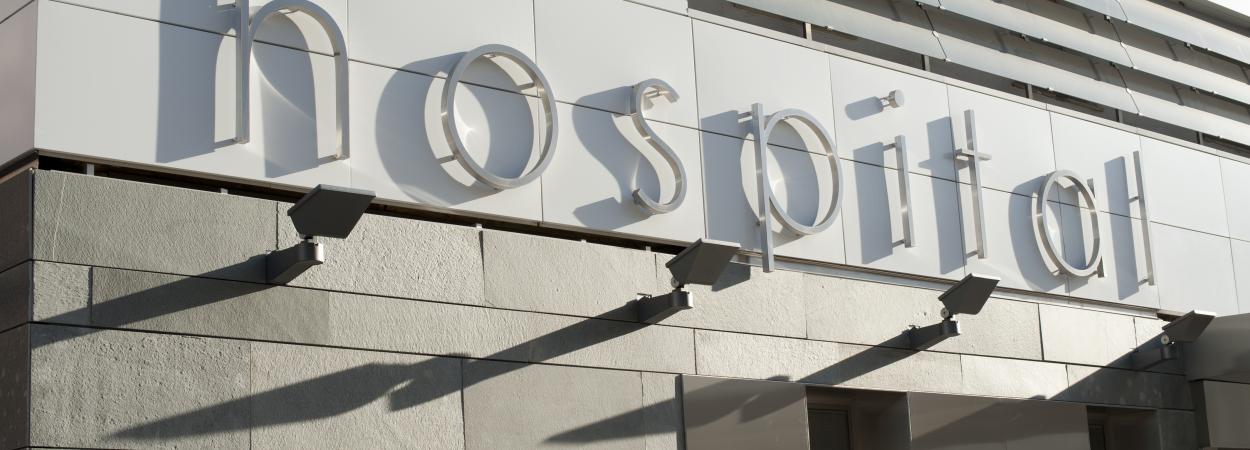 fachada de hospital com letreiro