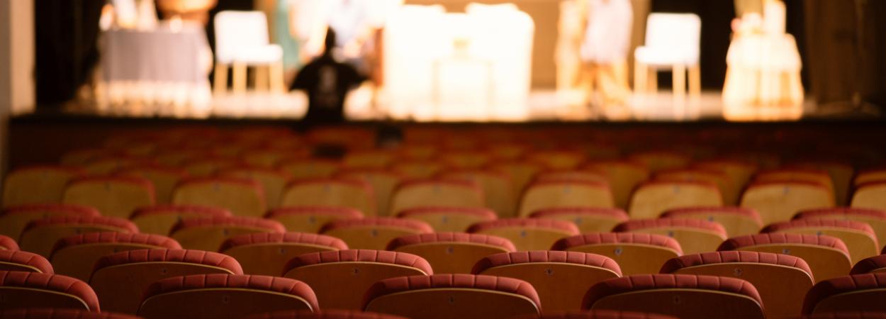 plateia e palco de teatro