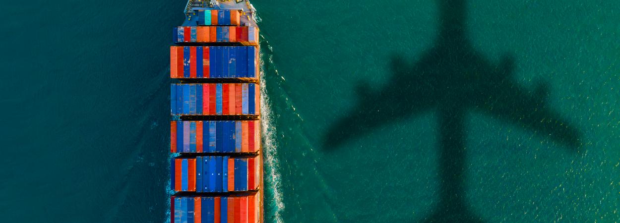porta-contentores no mar