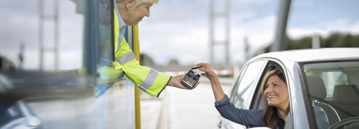automobilista a pagar em portagem