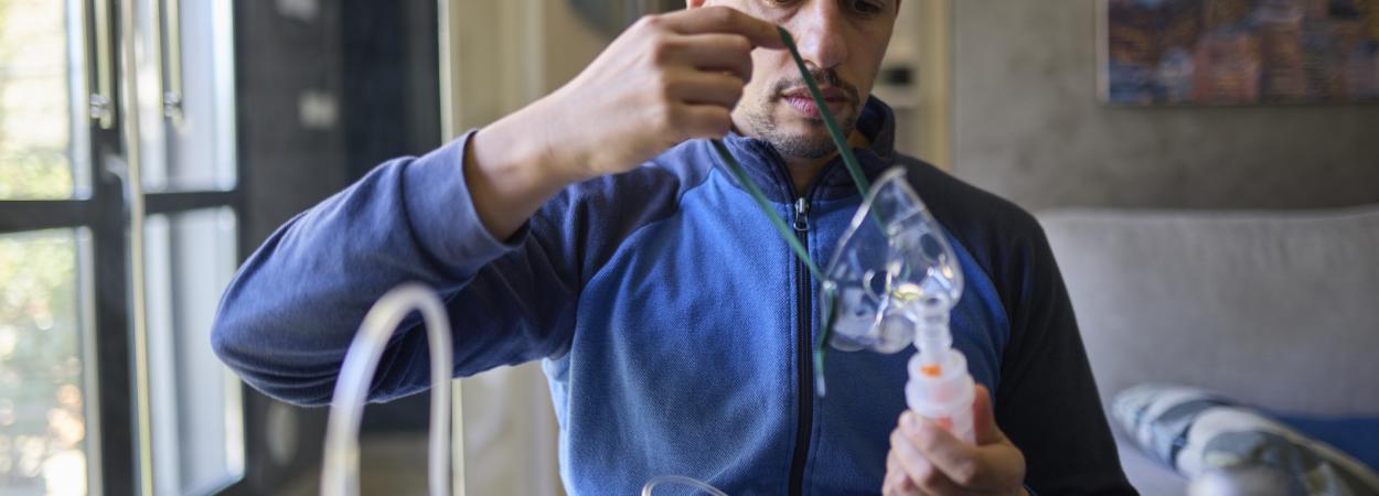 homem a manusear máquina de oxigénio