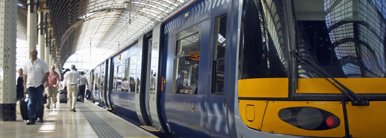 estação de comboios com passageiros