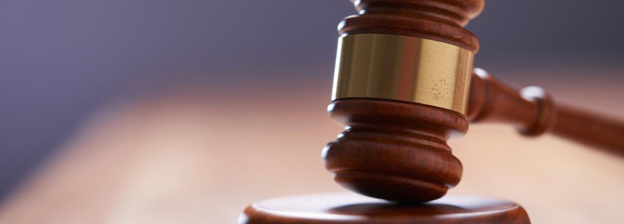 imagem de martelo simbolizando tribunal