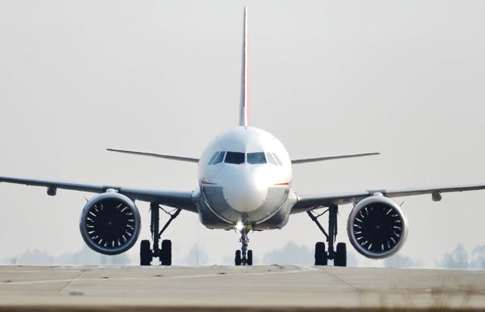 frente de avião branco em pista