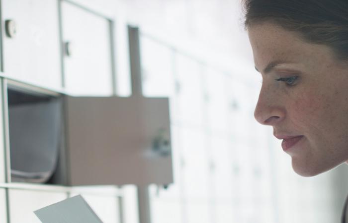 mulher abrindo caixa postal 