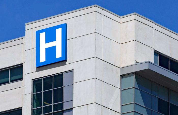 Parte superior de fachada de edifício hospitalar identificado pela letra H 