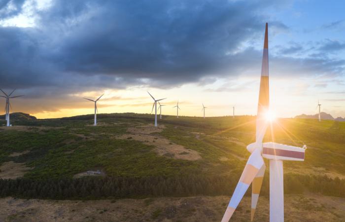 aerogeradores ao pôr-do-sol