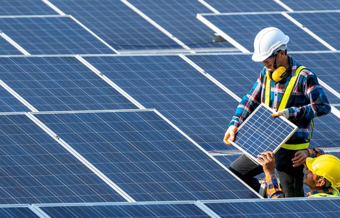 trabalhador em manutenção de painéis solares