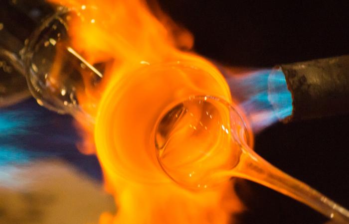 peça de vidro a ser moldada pelo fogo