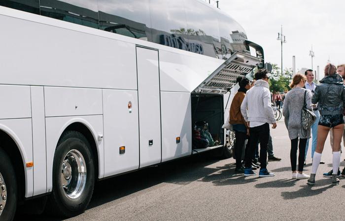 Pessoas a embarcarem num autocarro