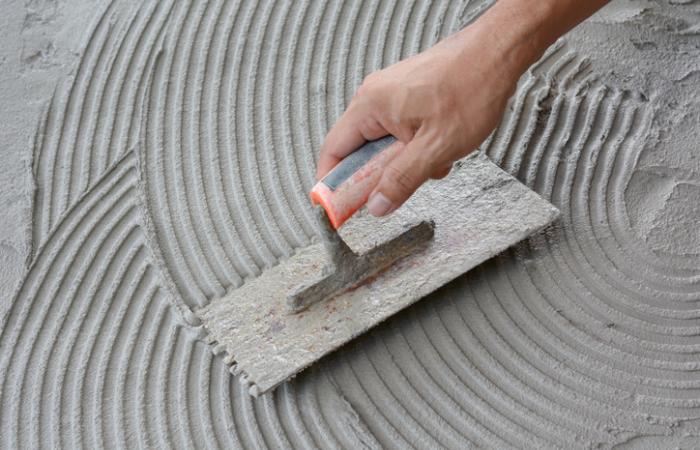 homem a aplicar cimento 