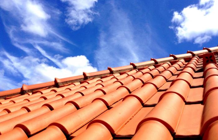 telhado sobre céu azul