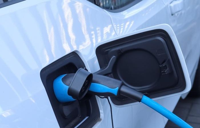 carro elétrico a abastecer