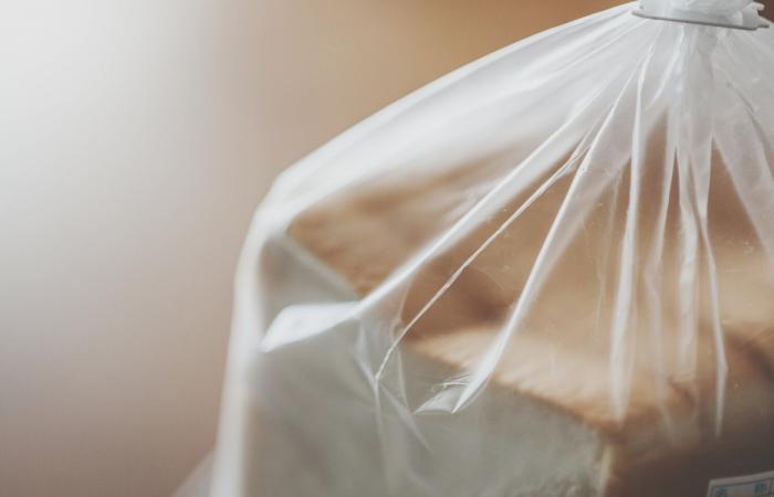 pao em saco de plástico