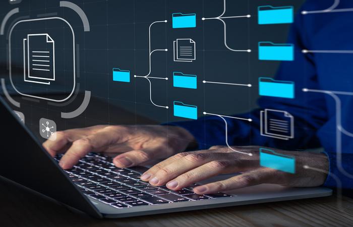 imagens de mãos em computador