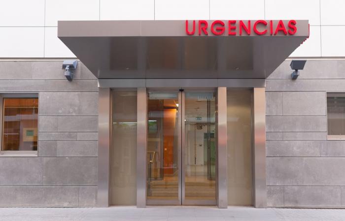 imagem exterior de um hospital com porta de urgências 