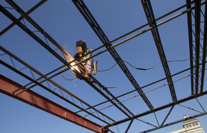 operário sobre estrutura de construção em aço