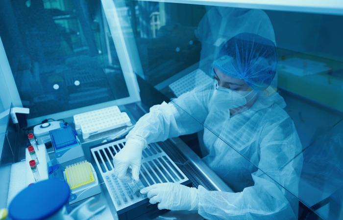 técnico manuseando pipetas em laboratório