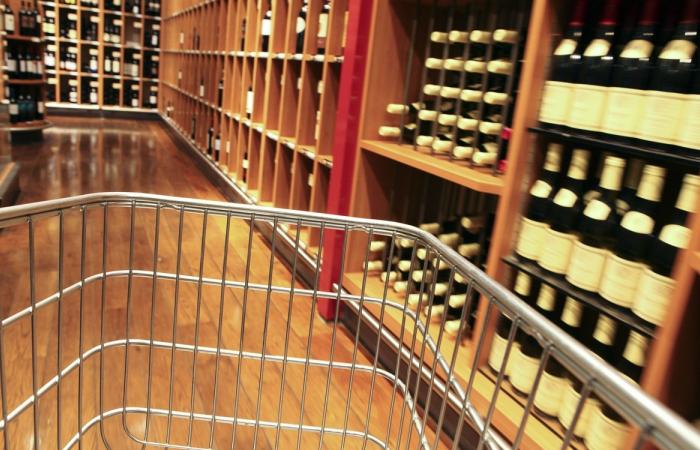 carrinho de supermercado em corredor de bebidas alcoólicas