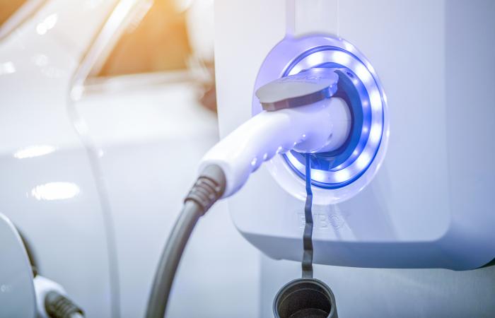 carro elétrico em abastecimento