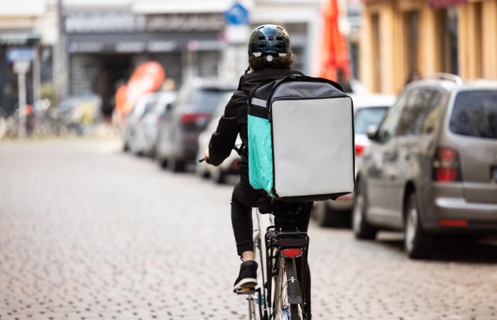 homem em bicicleta com mochila de entregas