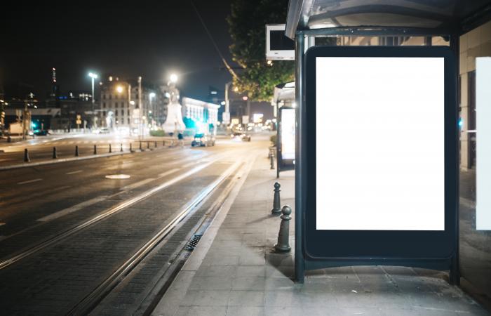 painel publicitário em paragem de autocarro