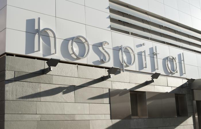 fachada de hospital com letreiro