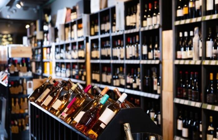 garrafeira em corredor de supermercado