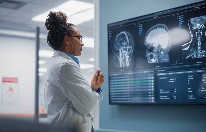 médica analisando imagens radiológicas