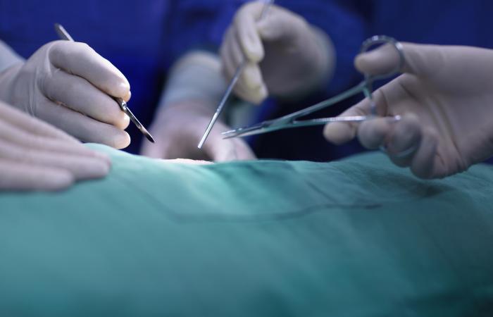 mãos em intervenção cirúrgica