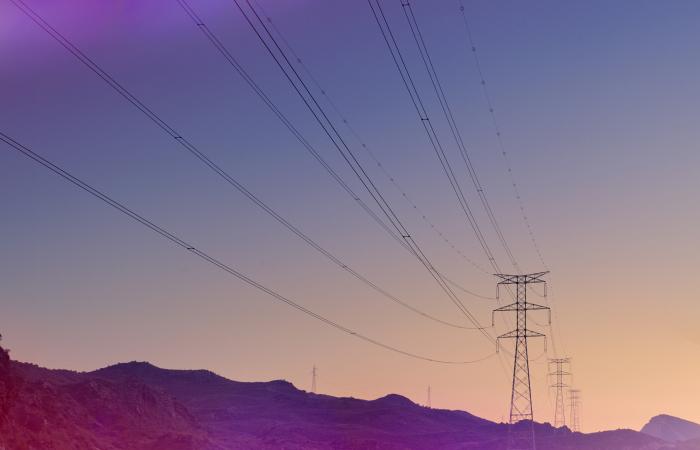 linhas de alta tensão em por do sol