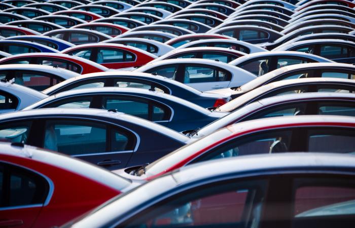 carros em parque industrial